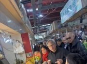 黄仁勋2026首度来华：逛上海菜市场还发红包 晚上参加年会