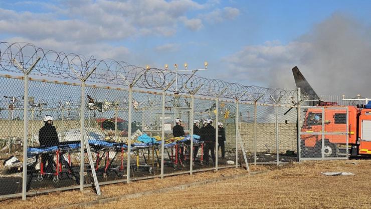 韩国客机碰撞起火事故两名幸存者均为机上乘务员 第1张