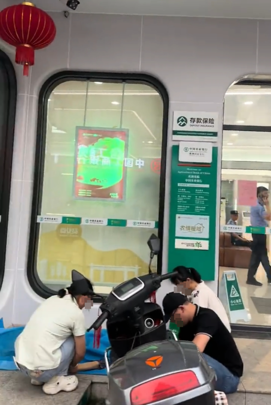 网友质疑病重老人抬到银行取款身亡系“碰瓷” 家属要求看监控证清白 第1张
