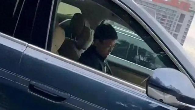 深圳交警回应“余承东疑似开车睡觉”：睡觉等行为影响安全，不允许 第1张